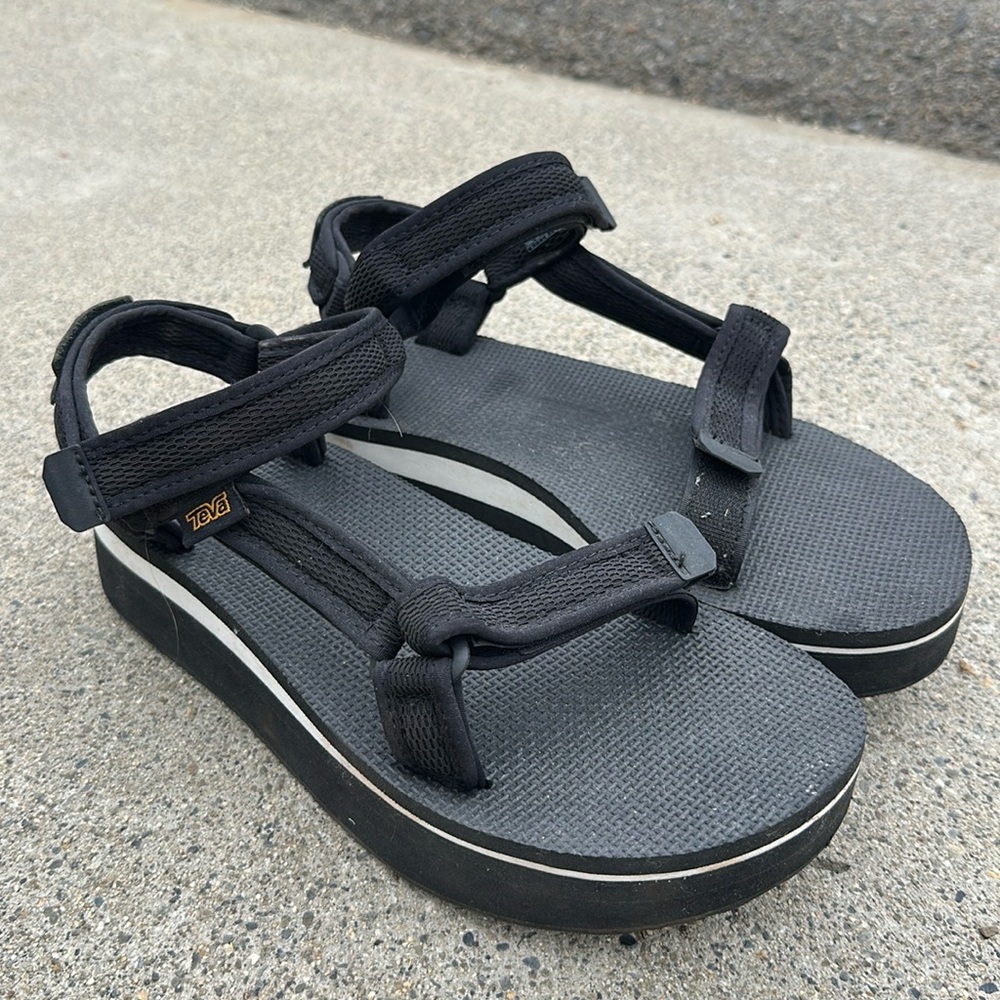 Women’s platform size 9 black Teva’s.